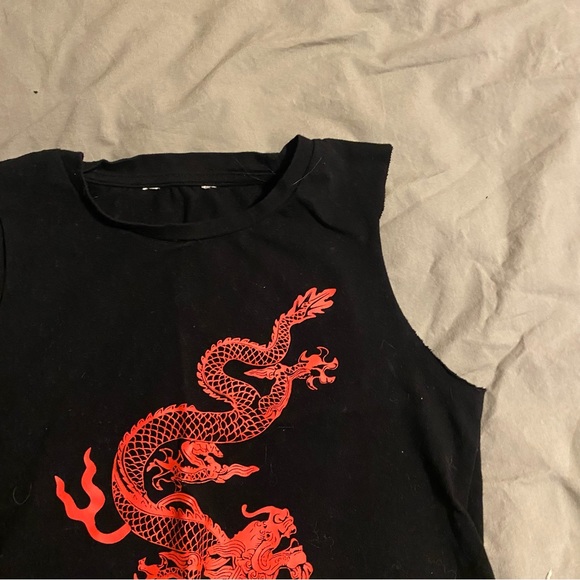 CROPPED BLACK TANK TOP WITH RED DRAGON, WOMENS SMALL - Picture 2 of 2
